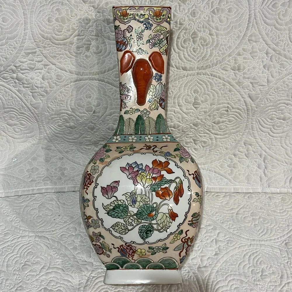 Beautiful‎ large elephant handled Oriental vase